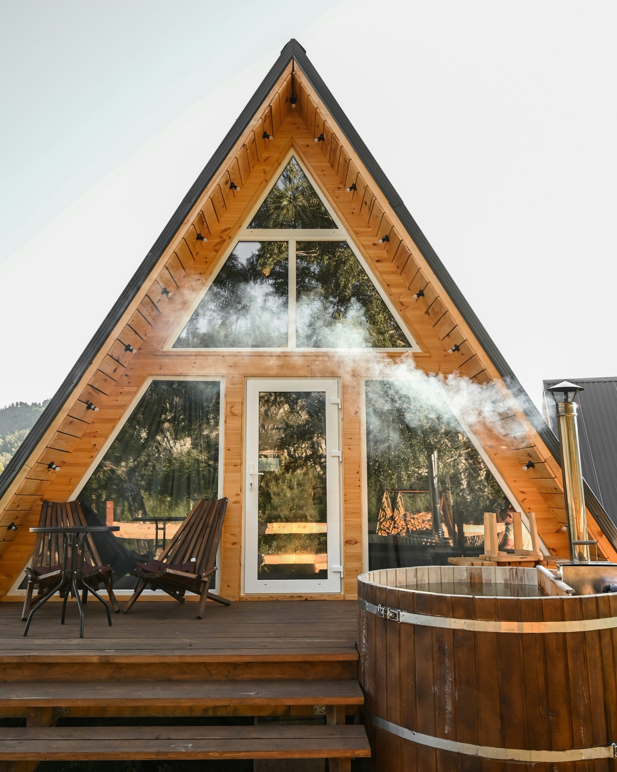 Un chalet de type a-frame avec spa et saune