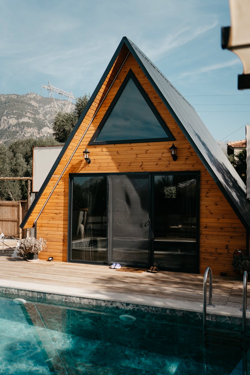 Chalet a-frame en bois vu de face avec piscine